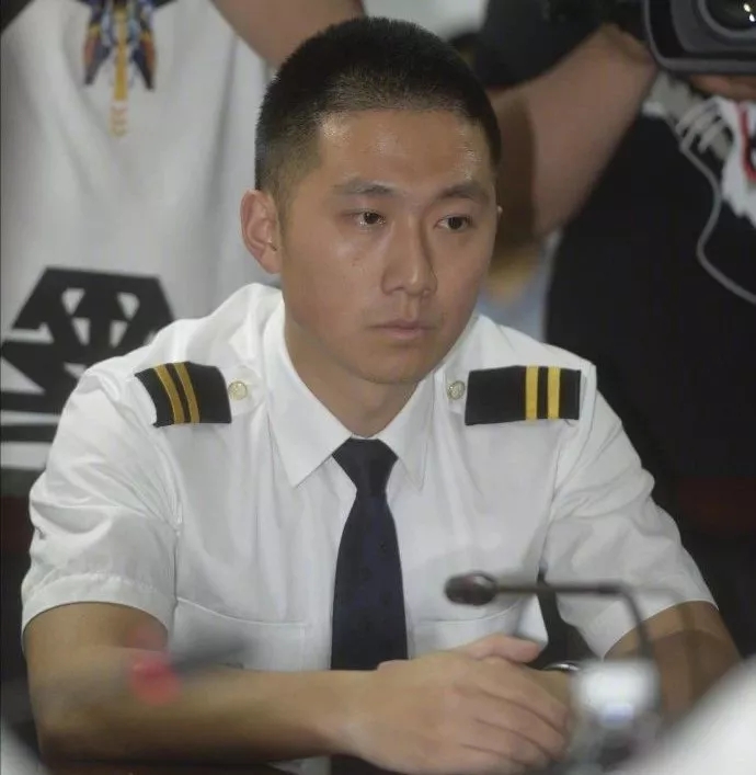 川航機(jī)長回憶生死備降驚魂一刻，這波操作簡直是奇跡！
