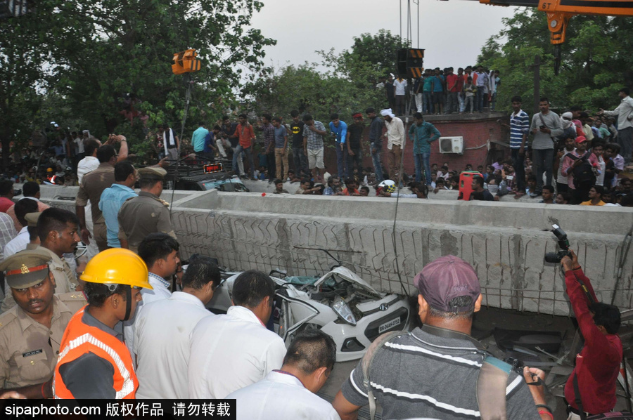 印度火車站一在建天橋倒塌 造成18人死亡數人被困