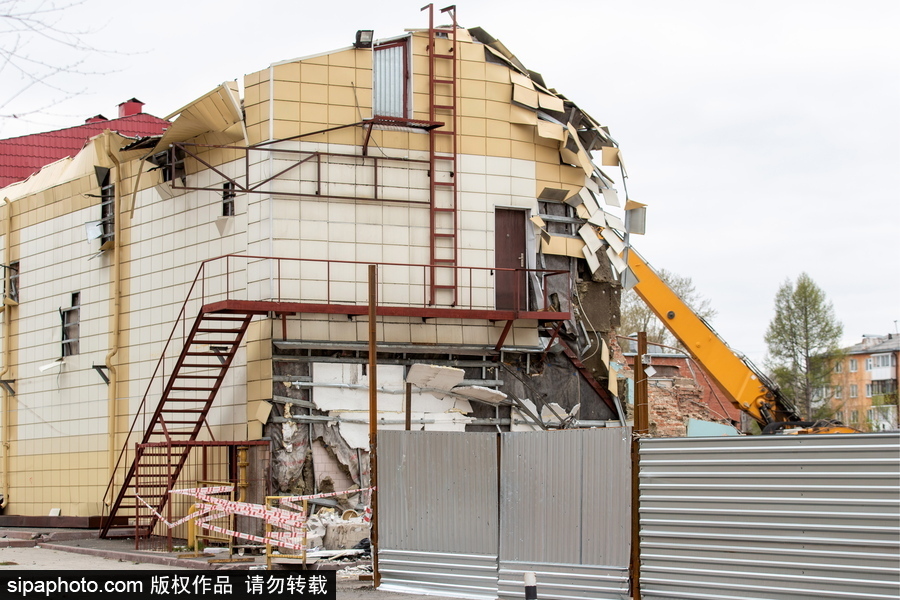 俄羅斯克麥羅沃購(gòu)物中心作業(yè) 建筑外墻拆除中