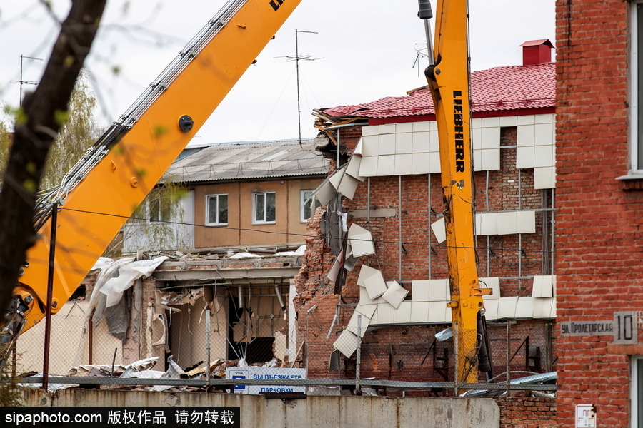 俄羅斯克麥羅沃購物中心作業 建筑外墻拆除中