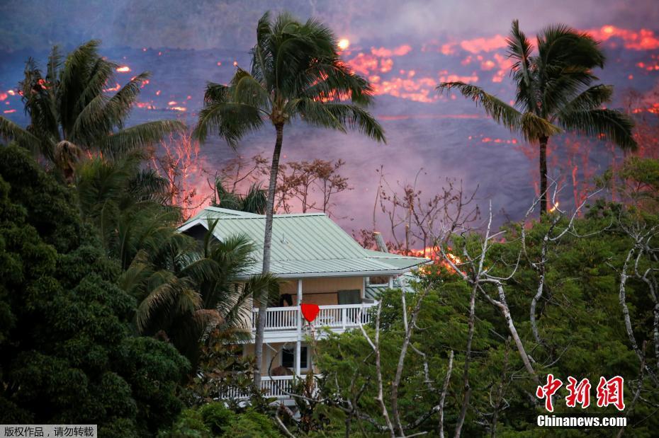 夏威夷火山持續(xù)噴發(fā) 熔巖流淌成“火河”