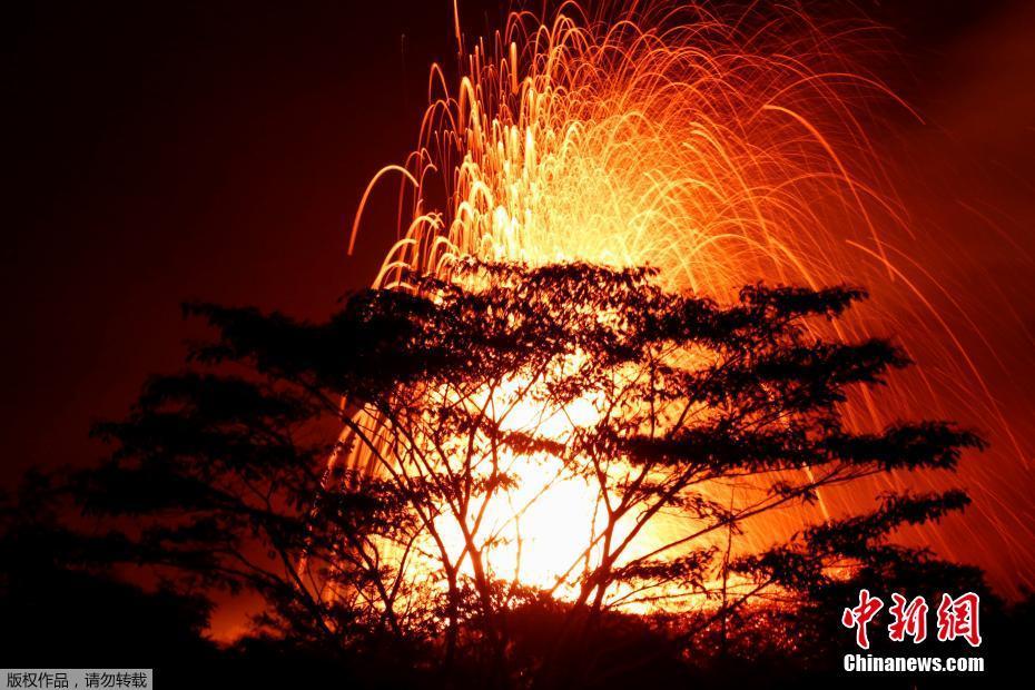 夏威夷火山持續(xù)噴發(fā) 熔巖流淌成“火河”