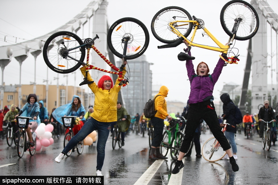 俄羅斯民眾參加自行車游行 綿綿細(xì)雨享受騎行樂(lè)趣