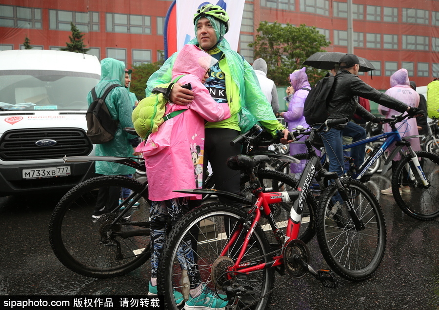 俄羅斯民眾參加自行車游行 綿綿細雨享受騎行樂趣