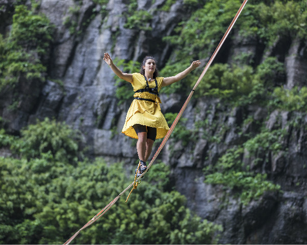 驚險！張家界天門山舉行女子高跟鞋走扁帶比賽