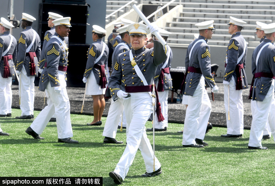美國西點軍校舉行畢業典禮 學員拋帽慶祝