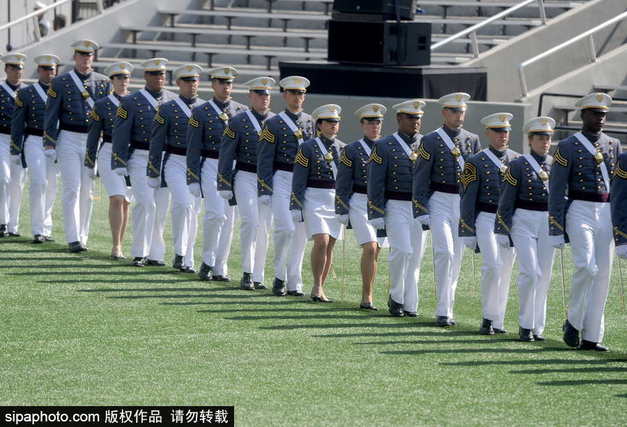 美國西點軍校舉行畢業典禮 學員拋帽慶祝