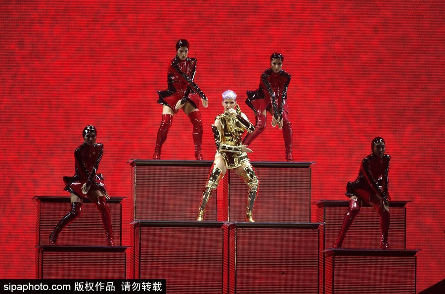 “水果姐”凱蒂·佩里巴黎火爆開唱 “金色盔甲”超炫舞臺(tái)效果