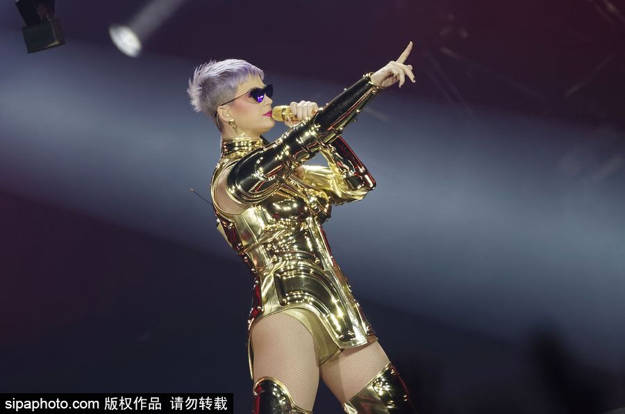“水果姐”凱蒂·佩里巴黎火爆開唱 “金色盔甲”超炫舞臺(tái)效果