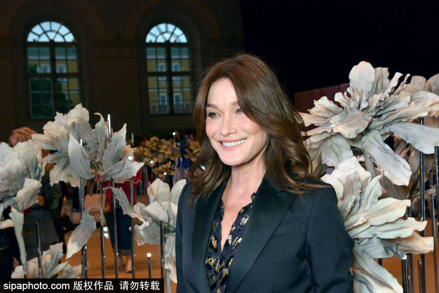 前法國總統(tǒng)夫人卡拉·布呂尼現(xiàn)身俄羅斯 現(xiàn)場演唱歌曲慵懶優(yōu)雅