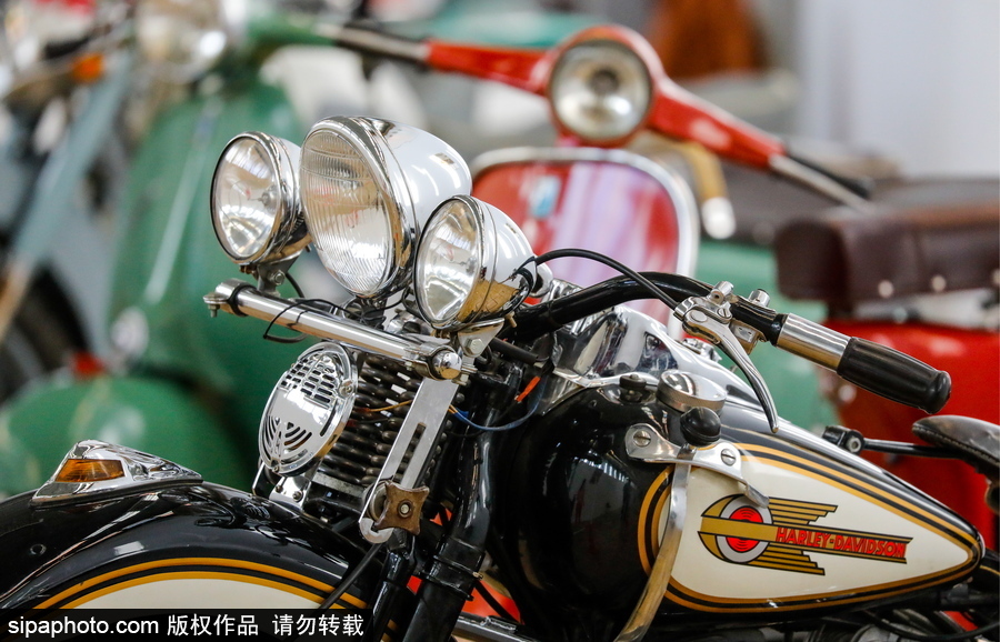 俄羅斯舉行稀有汽車(chē)拍賣(mài)會(huì) 各式古董老爺車(chē)亮相