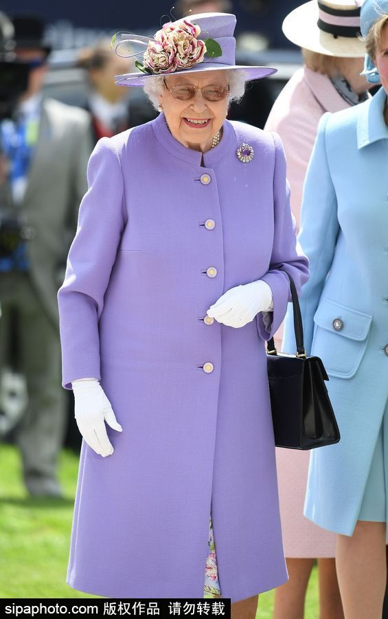 英國(guó)伊麗莎白女王出席埃普索姆賽馬會(huì) 一身紫色鮮艷減齡