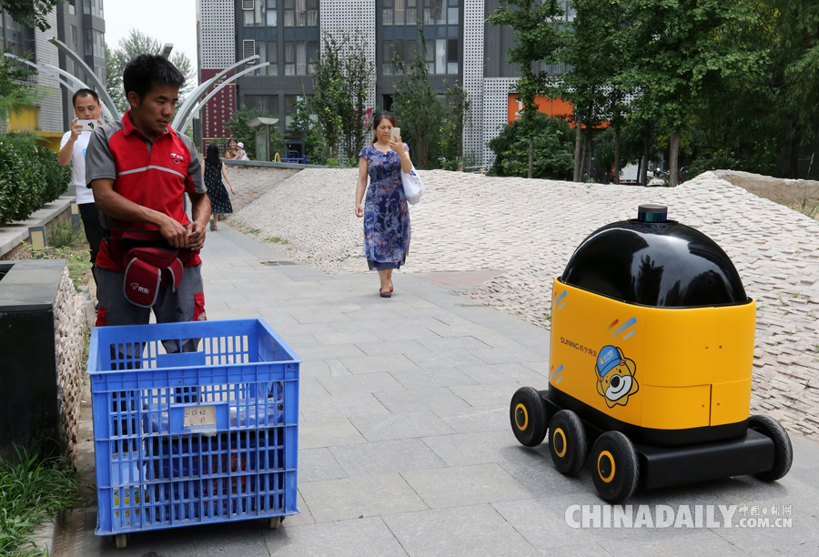 蘇寧無(wú)人送貨車落地京城
