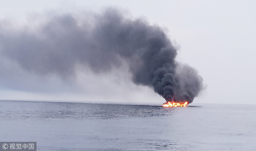 韓國(guó)一漁船在濟(jì)州海域著火 船身被大火吞噬