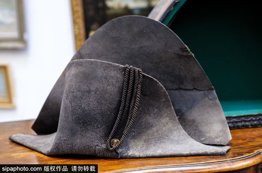 法國(guó)里昂拍賣(mài)拿破侖生前戴過(guò)的帽子 最終以28萬(wàn)歐元成交