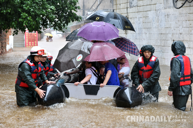 江西進賢暴雨致嚴重內澇 皮劃艇解救92名被困人員