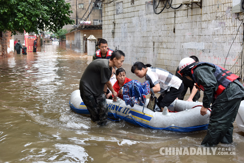 江西進賢暴雨致嚴重內澇 皮劃艇解救92名被困人員
