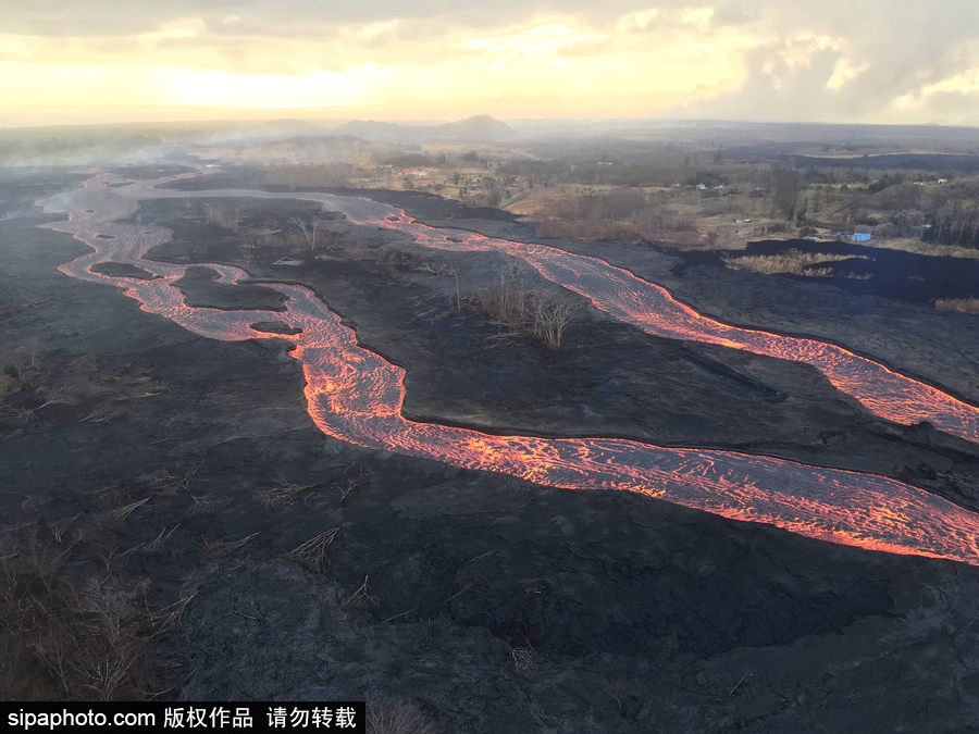 美國基拉韋厄火山持續(xù)活躍 巖漿流動(dòng)似火龍