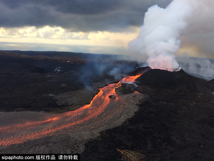 美國基拉韋厄火山持續(xù)活躍 巖漿流動似火龍