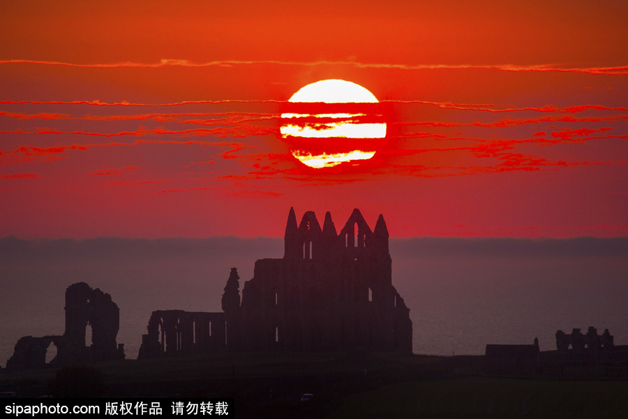 英國(guó)約克郡落日美如畫(huà) 晚霞絢爛如夢(mèng)似幻