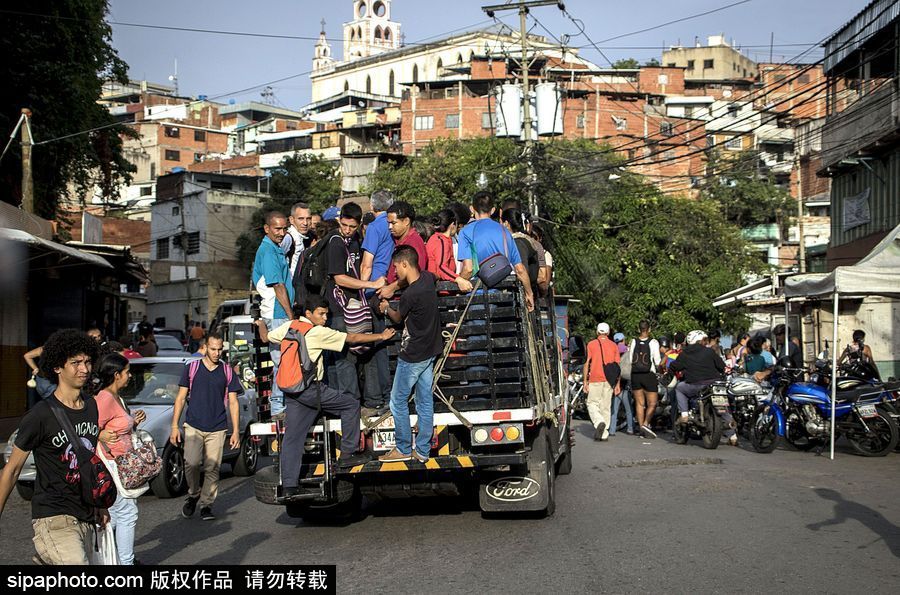委內瑞拉公共交通滯后 民眾乘“掛票”車出行