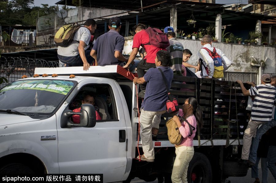 委內瑞拉公共交通滯后 民眾乘“掛票”車出行