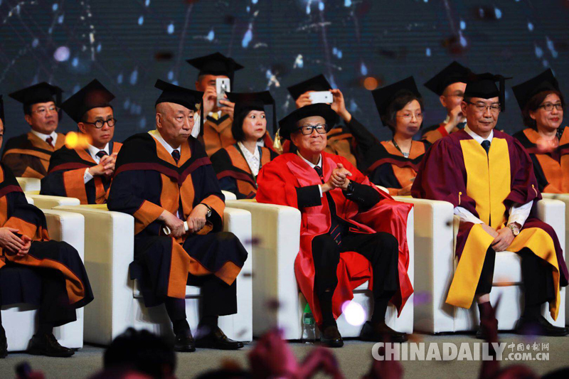 李嘉誠(chéng)出席廣東汕頭大學(xué)2018屆畢業(yè)典禮