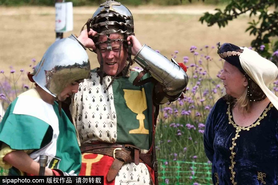英國倫敦一公園上演“中世紀(jì)戰(zhàn)爭(zhēng)” 似穿越回冷兵器時(shí)代