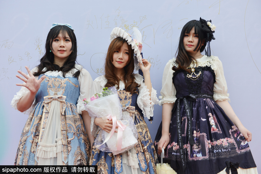 青春不過(guò)幾次畢業(yè)照 盤(pán)點(diǎn)畢業(yè)季“大型cos現(xiàn)場(chǎng)”