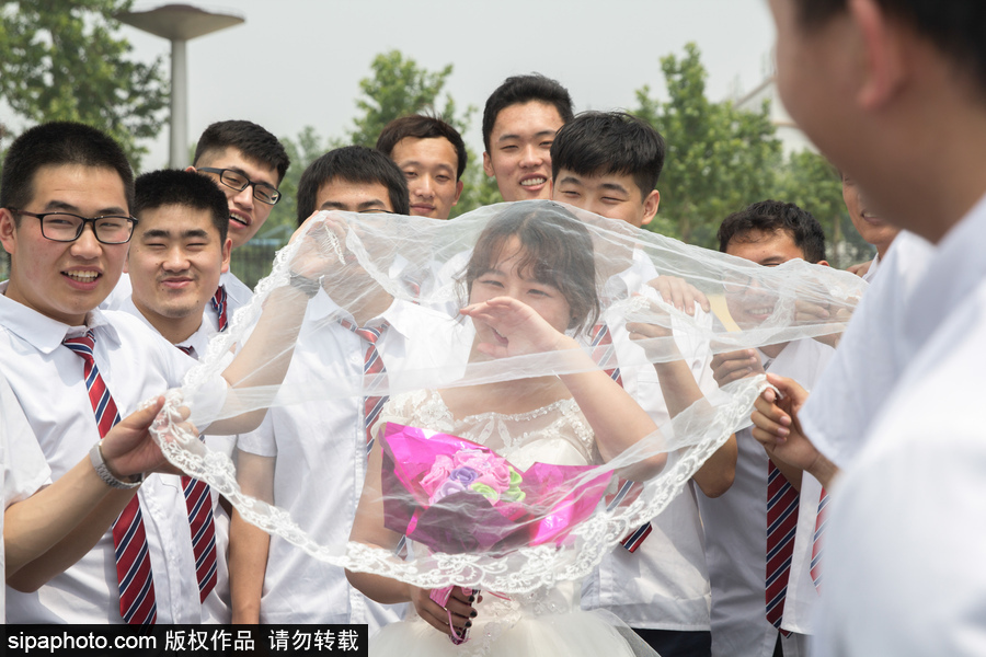 青春不過(guò)幾次畢業(yè)照 盤(pán)點(diǎn)畢業(yè)季“大型cos現(xiàn)場(chǎng)”