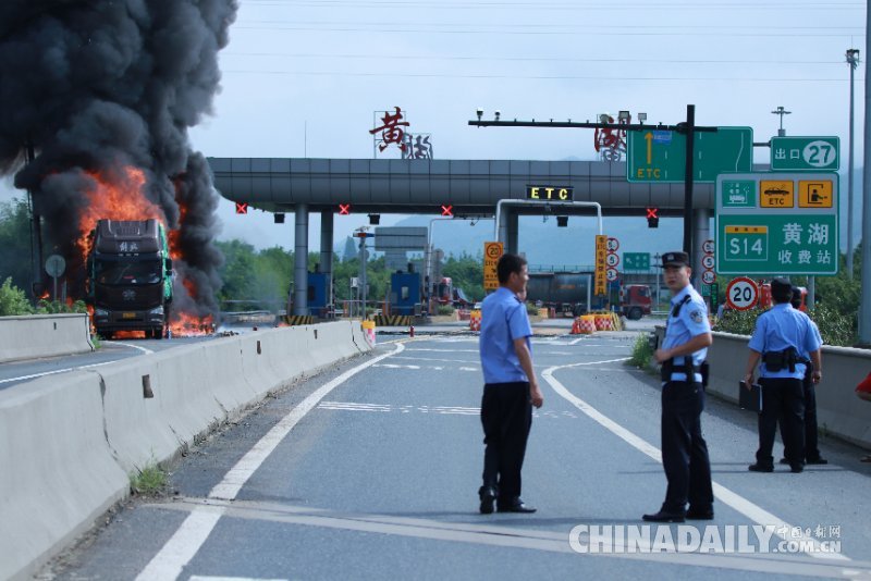 杭州黃湖高速出口一貨車發生自燃 無人員傷亡