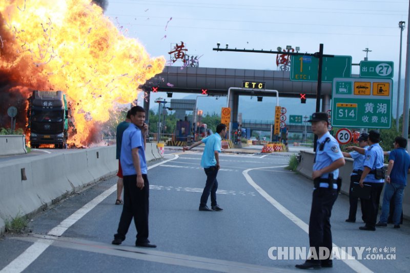 杭州黃湖高速出口一貨車發生自燃 無人員傷亡
