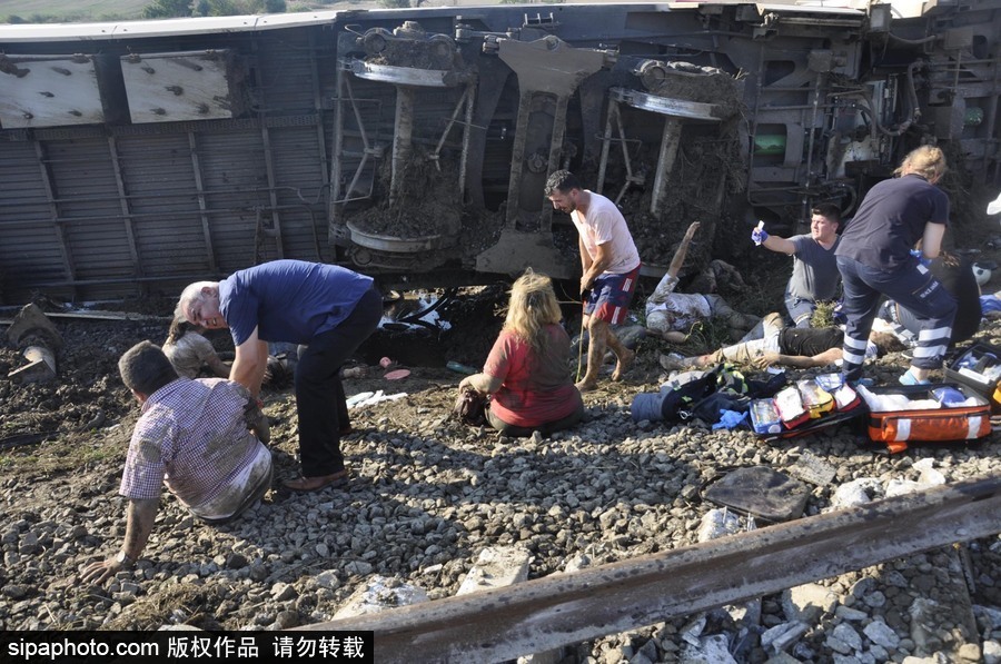 土耳其泰基爾達發生列車出軌事故 至少10人死亡