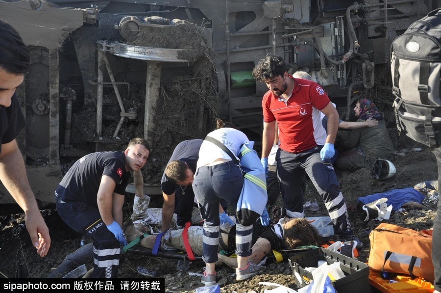 土耳其泰基爾達發生列車出軌事故 至少10人死亡