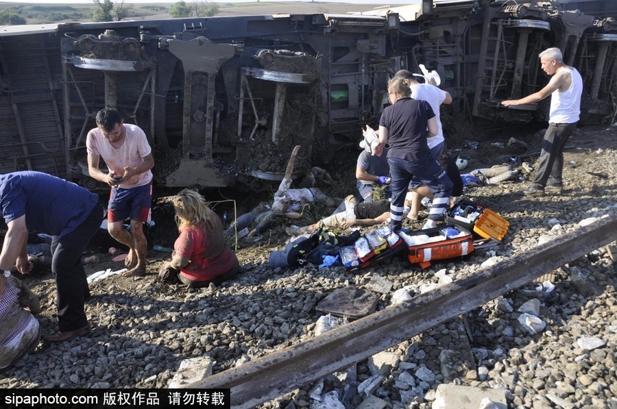 土耳其泰基爾達發生列車出軌事故 至少10人死亡