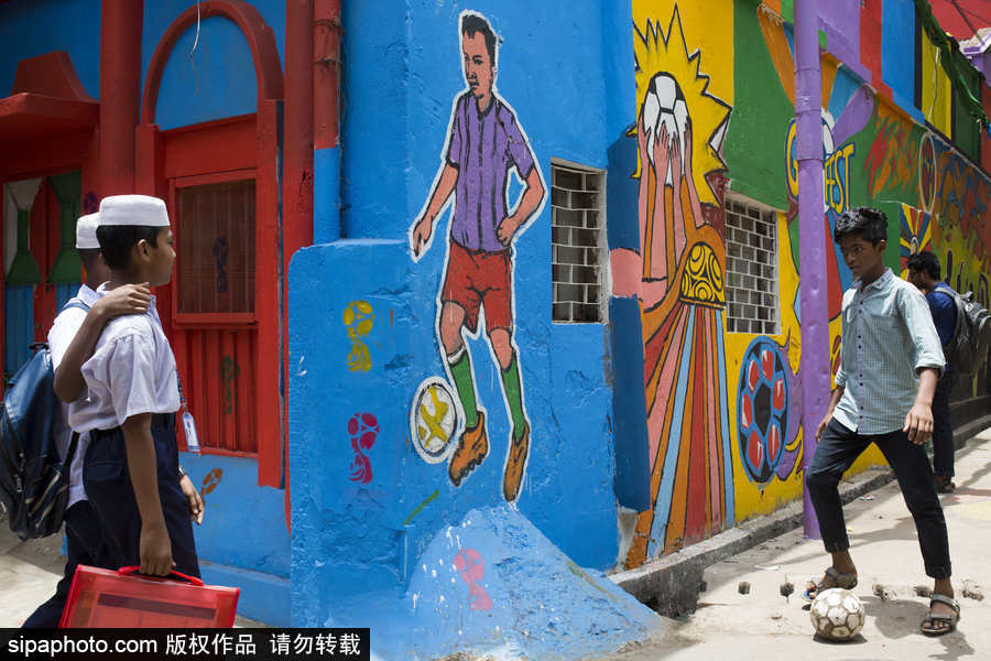 孟加拉國達卡街頭現世界杯主題壁畫 色彩繽紛氛圍濃厚