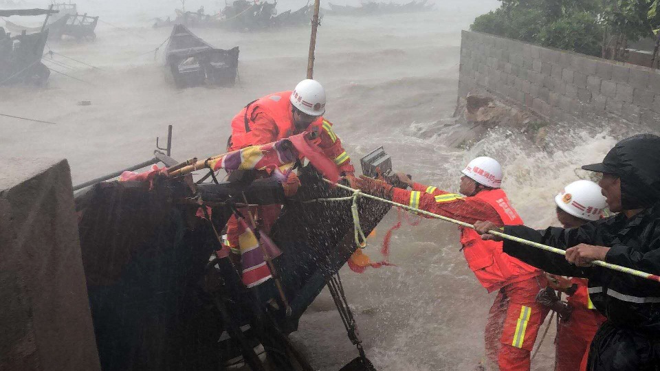 臺風“瑪莉亞”在福建連江登陸 消防官兵冒險營救受困漁民　　