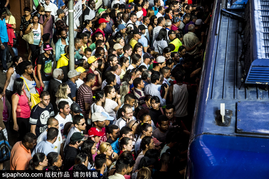 巴西圣保羅民眾乘車現(xiàn)場超擁擠 堪比北京早晚高峰