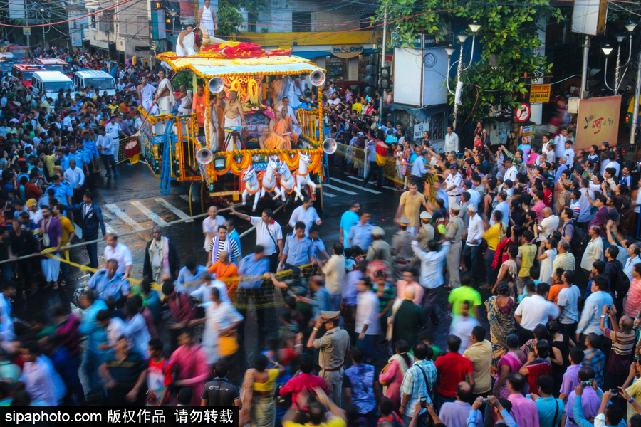 造型夸張形態各異！印度人民走上街頭慶祝扎格納特乘車節
