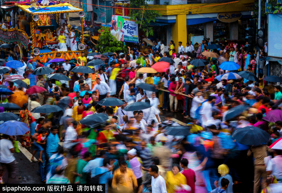 造型夸張形態各異！印度人民走上街頭慶祝扎格納特乘車節