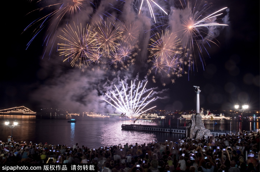 俄羅斯海軍節到來 塞瓦斯托波爾上演煙火盛宴慶祝