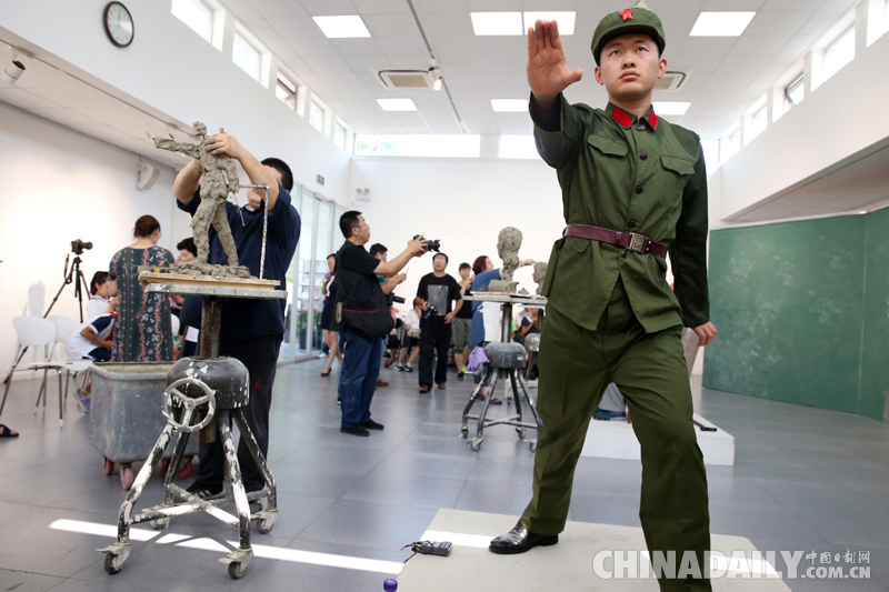 迎“八一”建軍節 中國美術館為軍人塑像