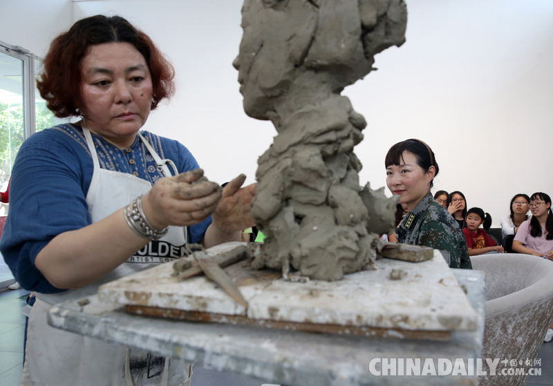迎“八一”建軍節 中國美術館為軍人塑像