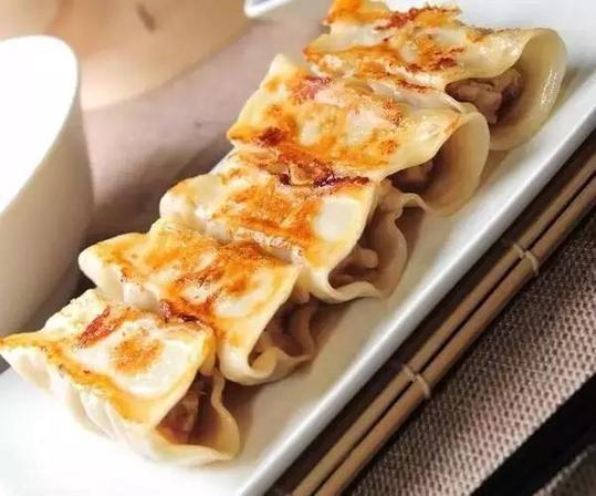 【學(xué)中文懂中國】英國小哥有點(diǎn)飄了，都敢和中國小姐姐比賽包餃子了！