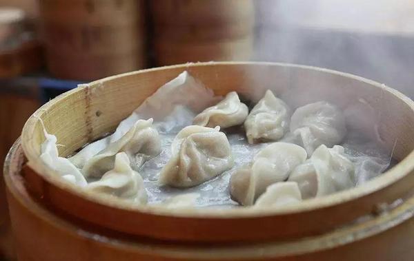 【學(xué)中文懂中國】英國小哥有點(diǎn)飄了，都敢和中國小姐姐比賽包餃子了！