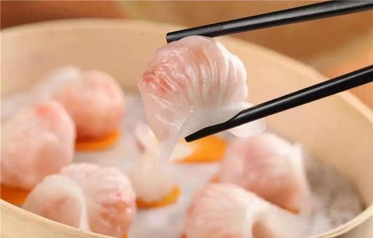 【學(xué)中文懂中國】英國小哥有點(diǎn)飄了，都敢和中國小姐姐比賽包餃子了！