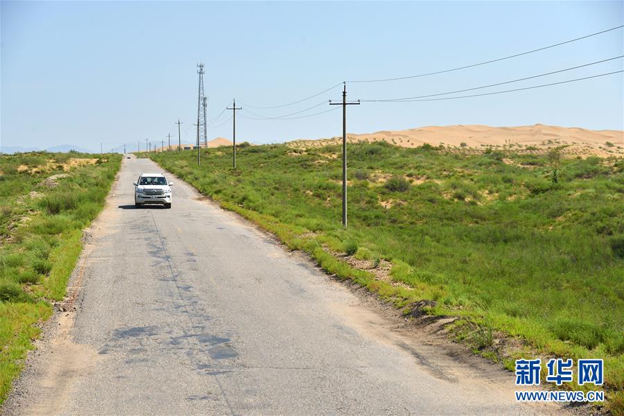 庫(kù)布其首條穿沙公路 矗立在大漠的無(wú)形豐碑