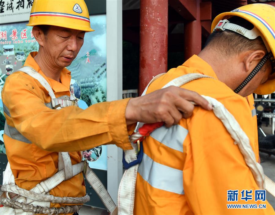 懸崖上的巖石“外科醫生”
