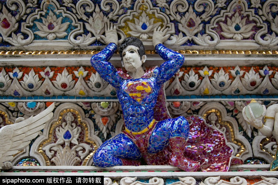 泰國曼谷一廟宇驚現(xiàn)超人、皮卡丘等動漫雕像 跨界裝飾創(chuàng)意無窮！