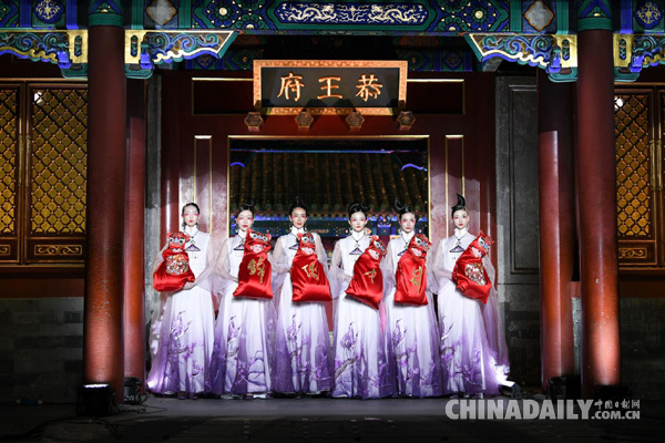 湘西用“傳統(tǒng)工藝+現(xiàn)代設(shè)計”煥發(fā)苗繡服飾活力